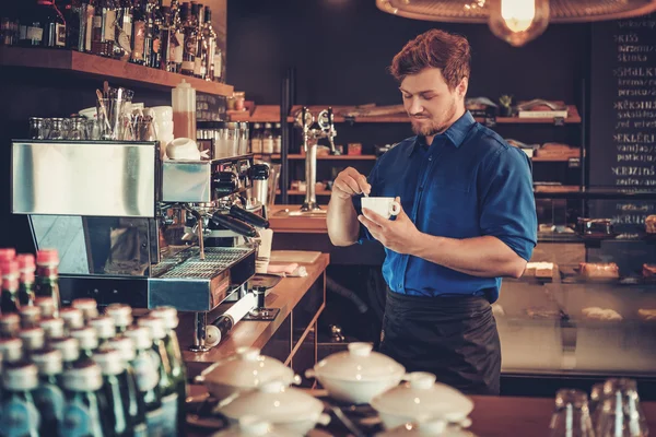 新しいタイプの彼のコーヒー ショップでコーヒーを試飲バリスタ. — ストック写真