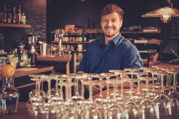 Barman guapo divirtiéndose en el mostrador de bar en la panadería . —  Fotos de Stock