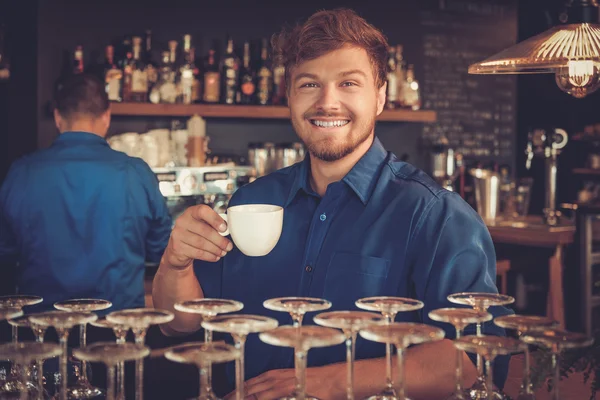 新しいタイプの彼のコーヒー ショップでコーヒーを試飲バリスタ. — ストック写真