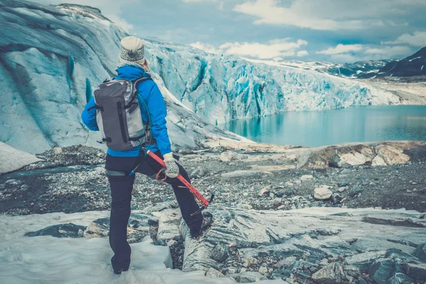 Kvinnan klättrare står nära Jostedalsbreen-glaciären. — Stockfoto