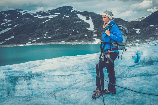 Jostedalsbreen buzulun üzerinde duran kadın dağcı. — Stok fotoğraf