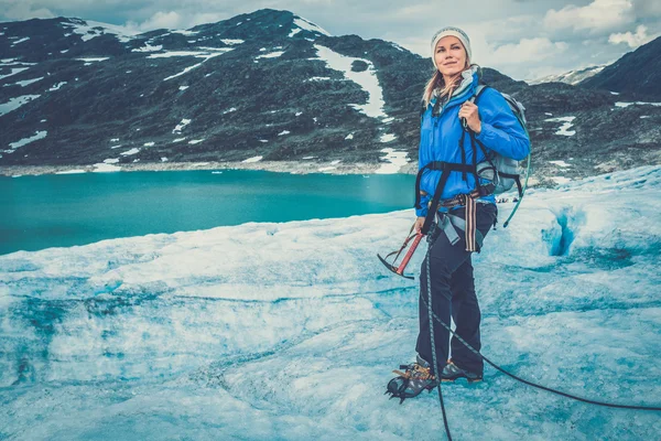 Mujer escaladora de pie en el glaciar Jostedalsbreen . — Foto de Stock