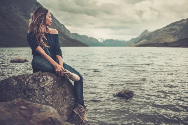 Woman posing near pond — Stock Photo, Image