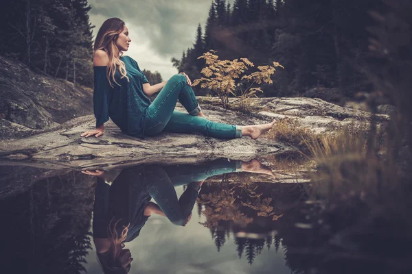 Žena představuje kolem rybníka — Stock fotografie