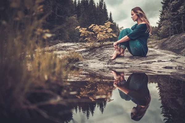 Žena představuje kolem rybníka — Stock fotografie