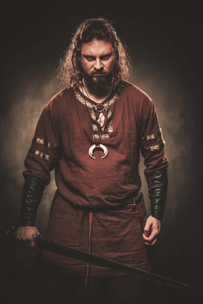 Enojado vikingo con espada en una ropa de guerrero tradicional —  Fotos de Stock