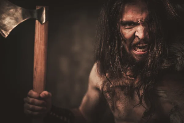 Angry viking com machado em uma roupa de guerreiro tradicional — Fotografia de Stock
