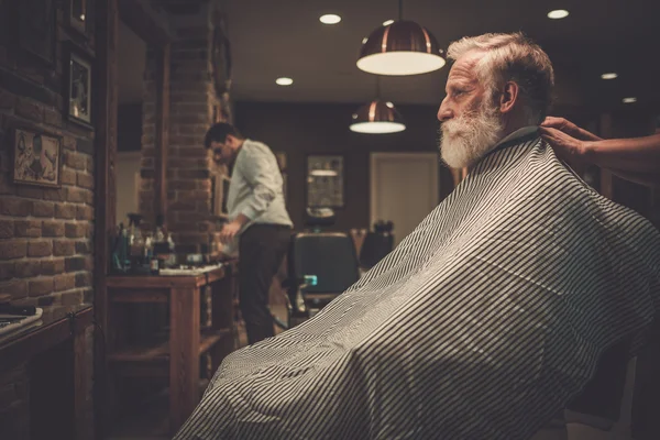 Senior man visiting hairstylist — Stock Photo, Image