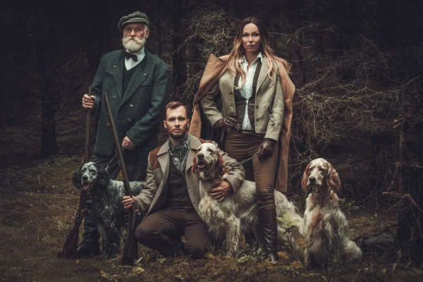 Groep multi leeftijd jagers met honden en jachtgeweren — Stockfoto