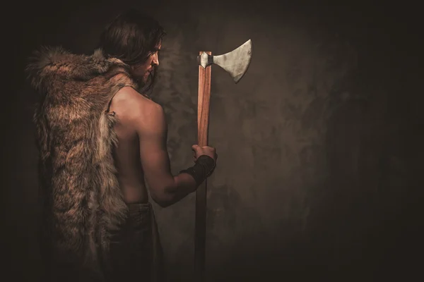 Angry viking with ax in a traditional warrior clothes — Stock Photo, Image