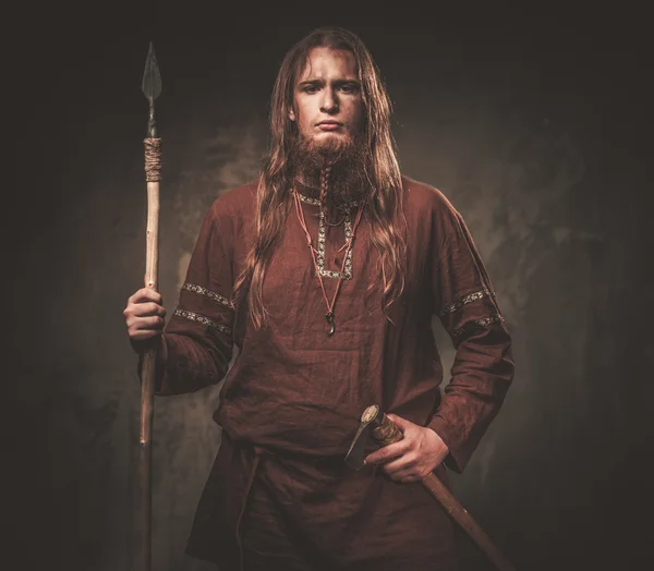 Viking sério com uma lança em uma roupa de guerreiro tradicional — Fotografia de Stock