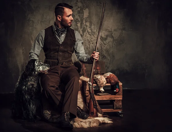 Handsome hunter with a english setter — Stock Photo, Image