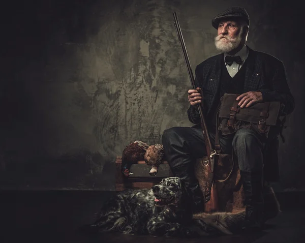 Senior hunter with a shotgun — Stock Photo, Image