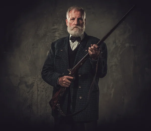 Senior hunter with a shotgun — Stock Photo, Image