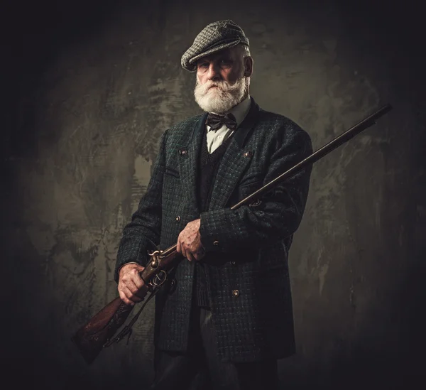 Senior jägare med ett hagelgevär — Stockfoto