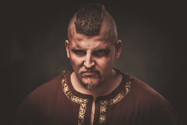 Viking arrabbiato in abiti da guerriero tradizionali — Foto Stock
