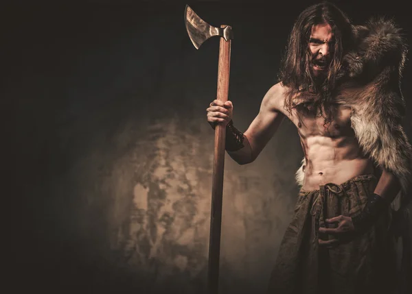 Arg viking med ax i en traditionell krigare kläder — Stockfoto