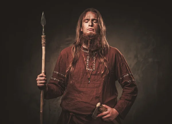 Серьезный викинг с копьём в традиционной одежде воина — стоковое фото