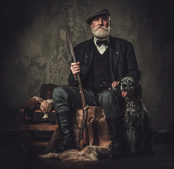 Senior hunter with a english setter and shotgun — Stock Photo, Image