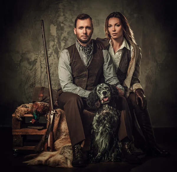 Couple of hunter with a english setter and shotgun — Stock Photo, Image