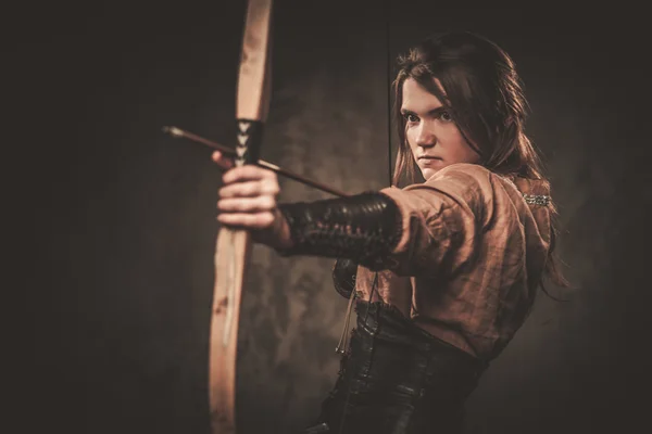 Mujer vikinga seria con arco y flecha en una ropa guerrera tradicional — Foto de Stock
