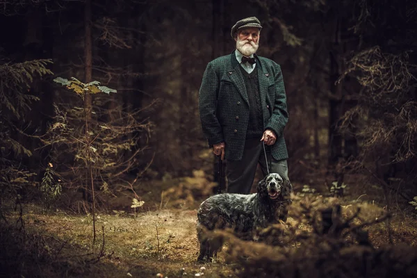 Homme âgé avec chien dans un vêtement de tir traditionnel — Photo