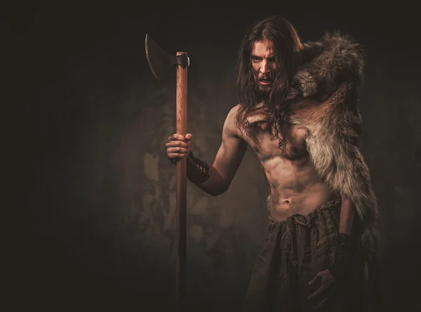 Viking en colère avec hache dans un vêtement guerrier traditionnel — Photo