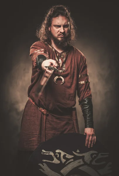 Злий вікінг з мечем у традиційному воїнському одязі — стокове фото