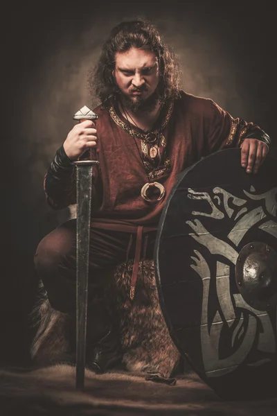 Злой викинг с мечом в традиционной одежде воина — стоковое фото