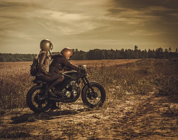 Coureur de café élégant couple sur la moto personnalisée vintage — Photo