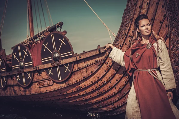 Viking vrouw stond in de buurt van Drakkar — Stockfoto