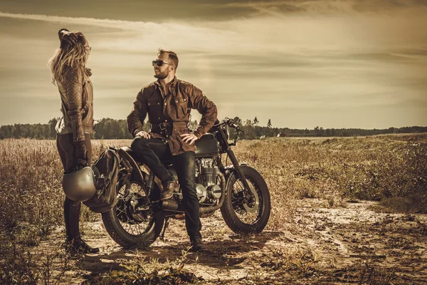 Stylový café racer pár na vintage vlastní motocykl — Stock fotografie
