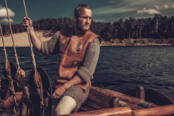 Kendine güvenen viking adam Drakkar. — Stok fotoğraf