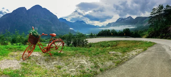 Solitaire vélo décoratif rouge se tient sur une colline, Geirangerfjord — Photo