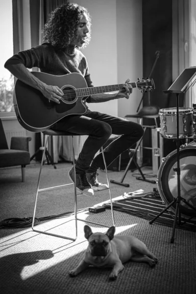 Man Singer Perform New Composition Using Guitar . — Stock Photo, Image