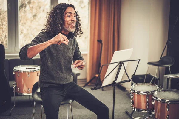 Professor de Música Positiva Comunicar com Estudante Online . — Fotografia de Stock