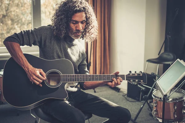 Siyah Adam Akustik Gitar Yeni Kompozisyonu Üzerine Oynuyor . — Stok fotoğraf