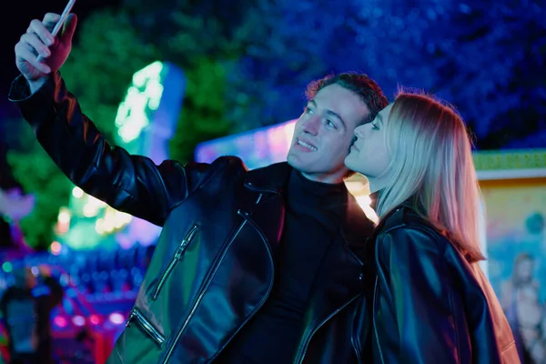 Positive Couple Take Selfie in Amusement Park — Stock Photo, Image