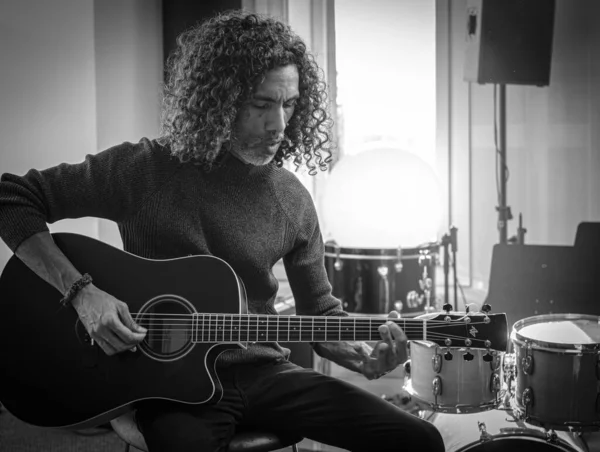 Porträtt av koncentrerad man som spelar gitarr . — Stockfoto