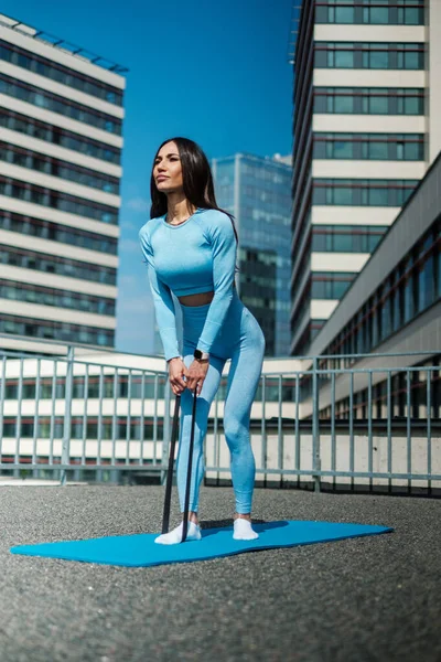 Sportieve vrouw heeft training met elastische band — Stockfoto