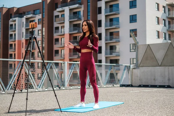 Hermosa mujer proporcionar entrenamiento en línea fuera —  Fotos de Stock