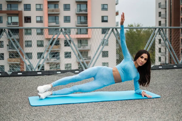 Fitness-Mädchen machen Workout und schauen in die Kamera — Stockfoto