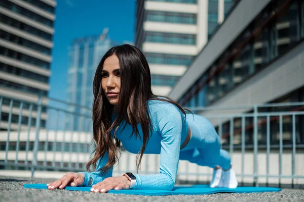 Bella donna tenere Plank Pose — Foto Stock