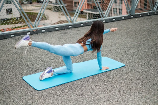 Perempuan Do Yoga Stretching Luar Stok Foto Bebas Royalti