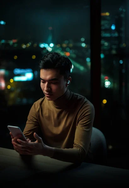 Young Businessman Write Message on His Smartphone — Stockfoto