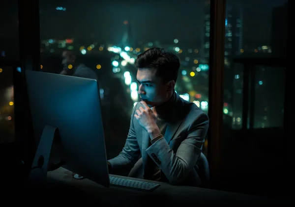 Gondolatos ember Olvassa el az üzleti tervet a számítógépen — Stock Fotó