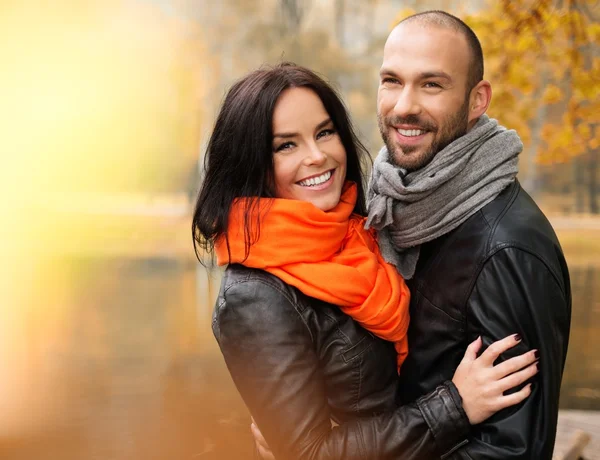 Glückliches Paar mittleren Alters an einem schönen Herbsttag im Freien — Stockfoto