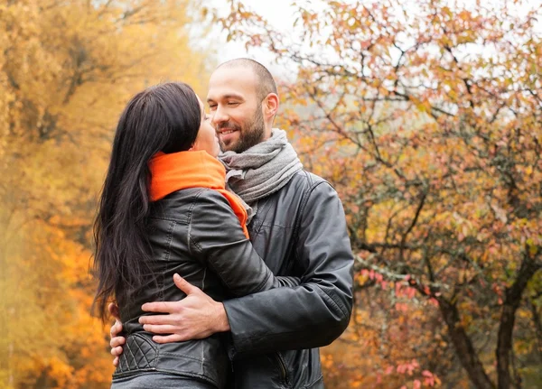 Feliz casal de meia-idade ao ar livre no belo dia de outono — Fotografia de Stock