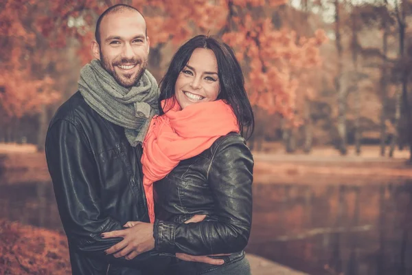 Glad medelålders par utomhus på vacker höstdag — Stockfoto