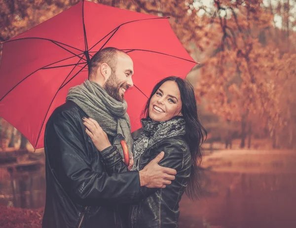 Glad medelålders par med paraply utomhus på vackra regniga höstdag — Stockfoto